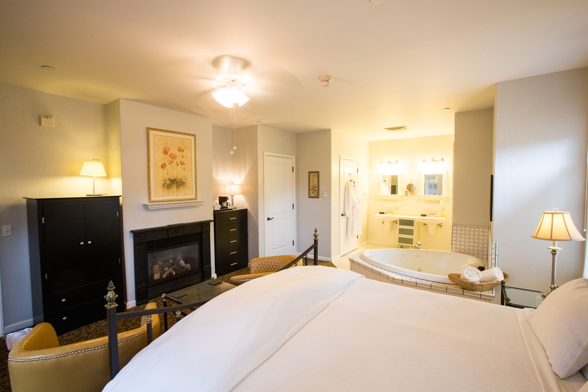 DELUXE, KING BED