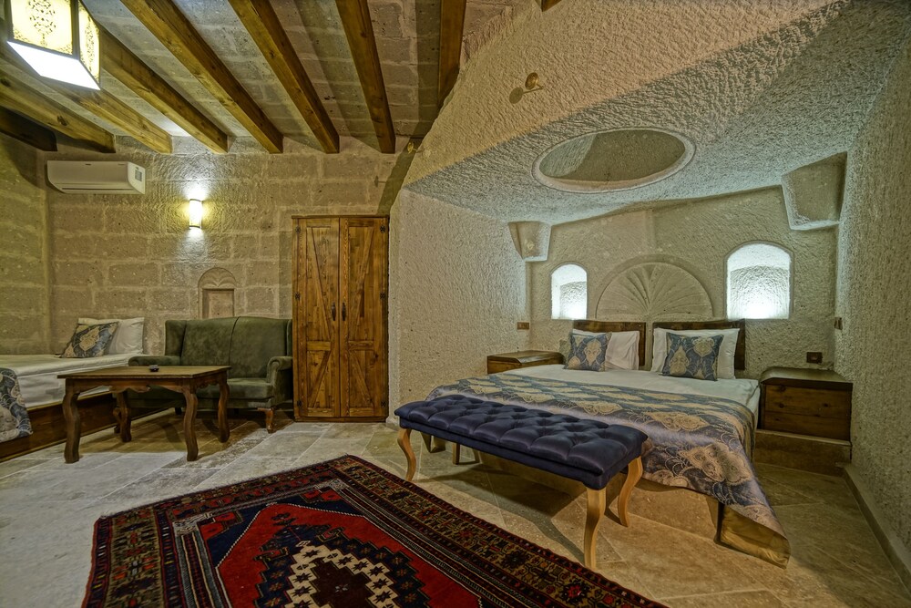 Risus Cave Suites 30/55