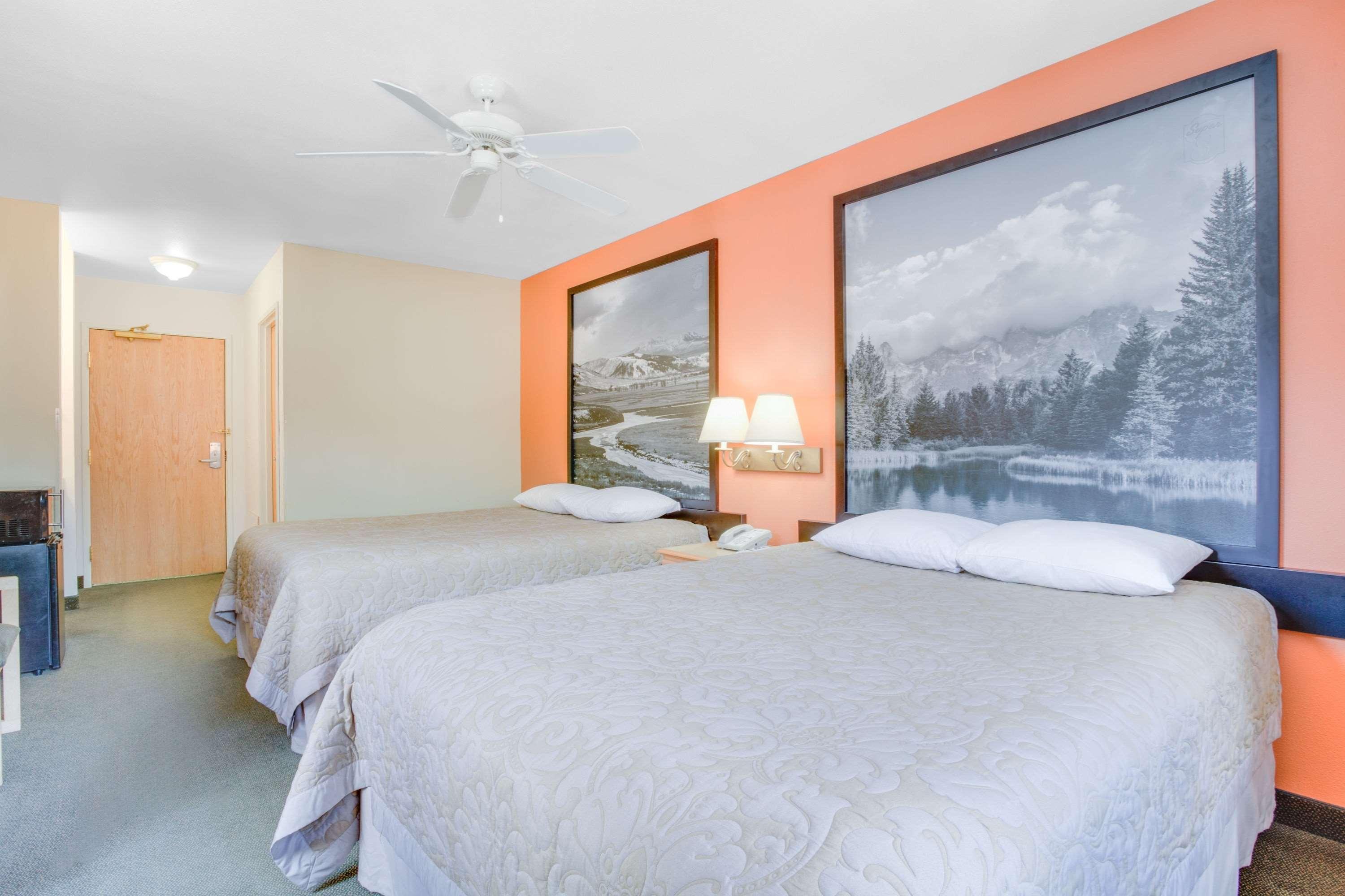 Deluxe, 2 Queen Beds
