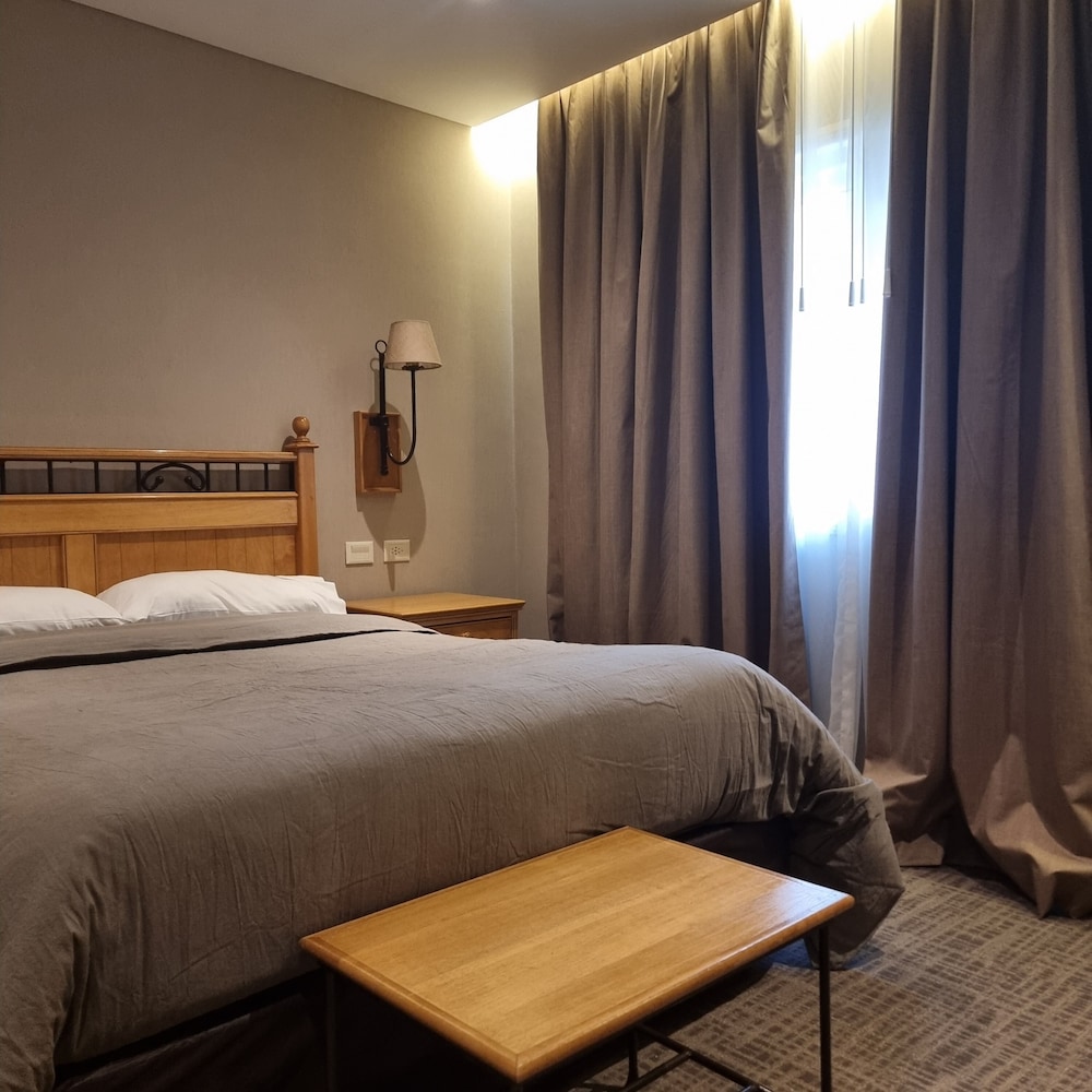 ECONOMY, DOUBLE OR TWIN BED