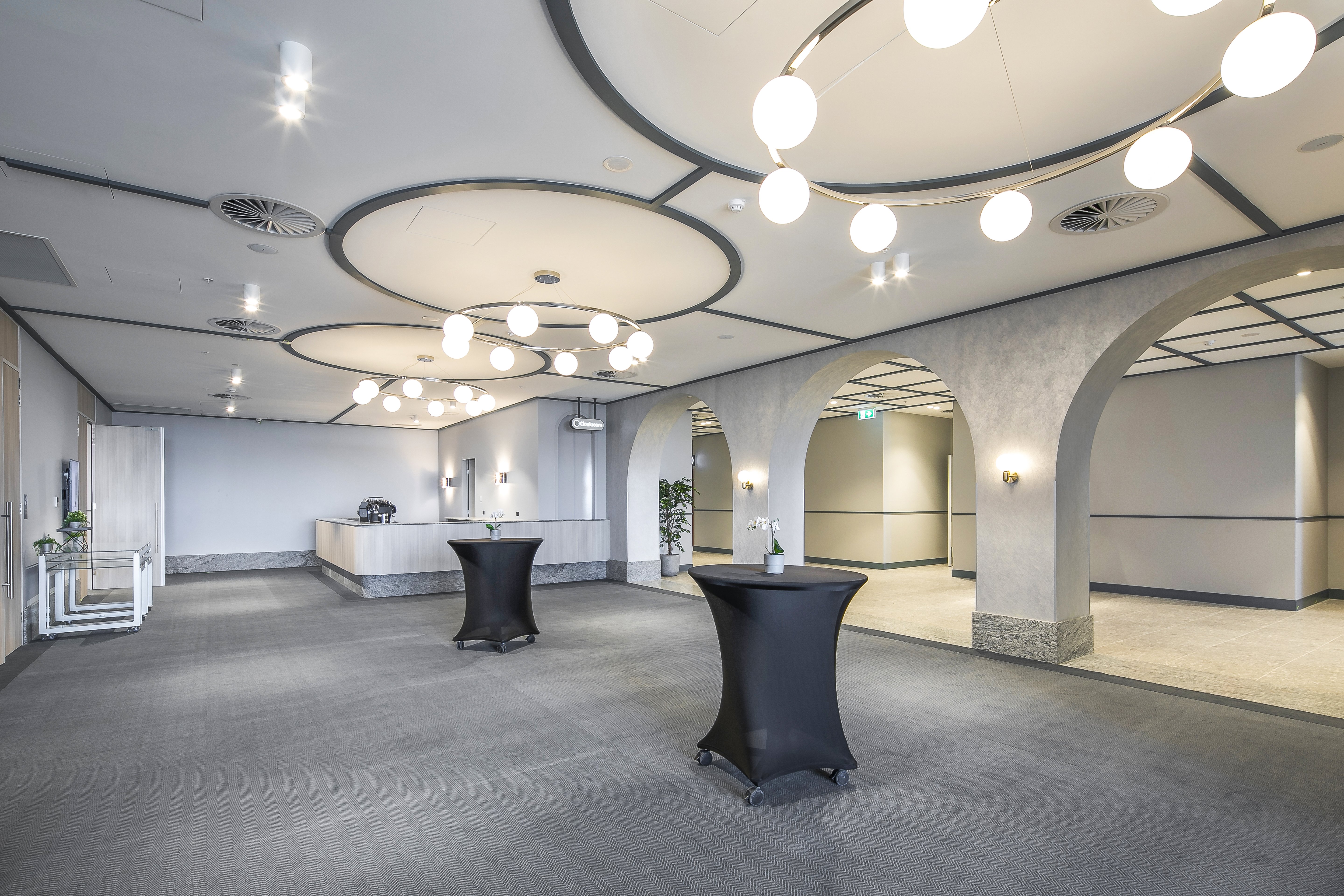 HOLIDAY INN WERRIBEE 37/75