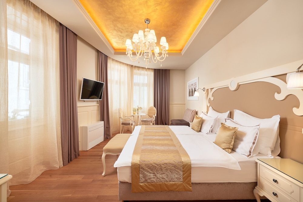 SUPERIOR, DOUBLE OR TWIN BED, CITY VIEW