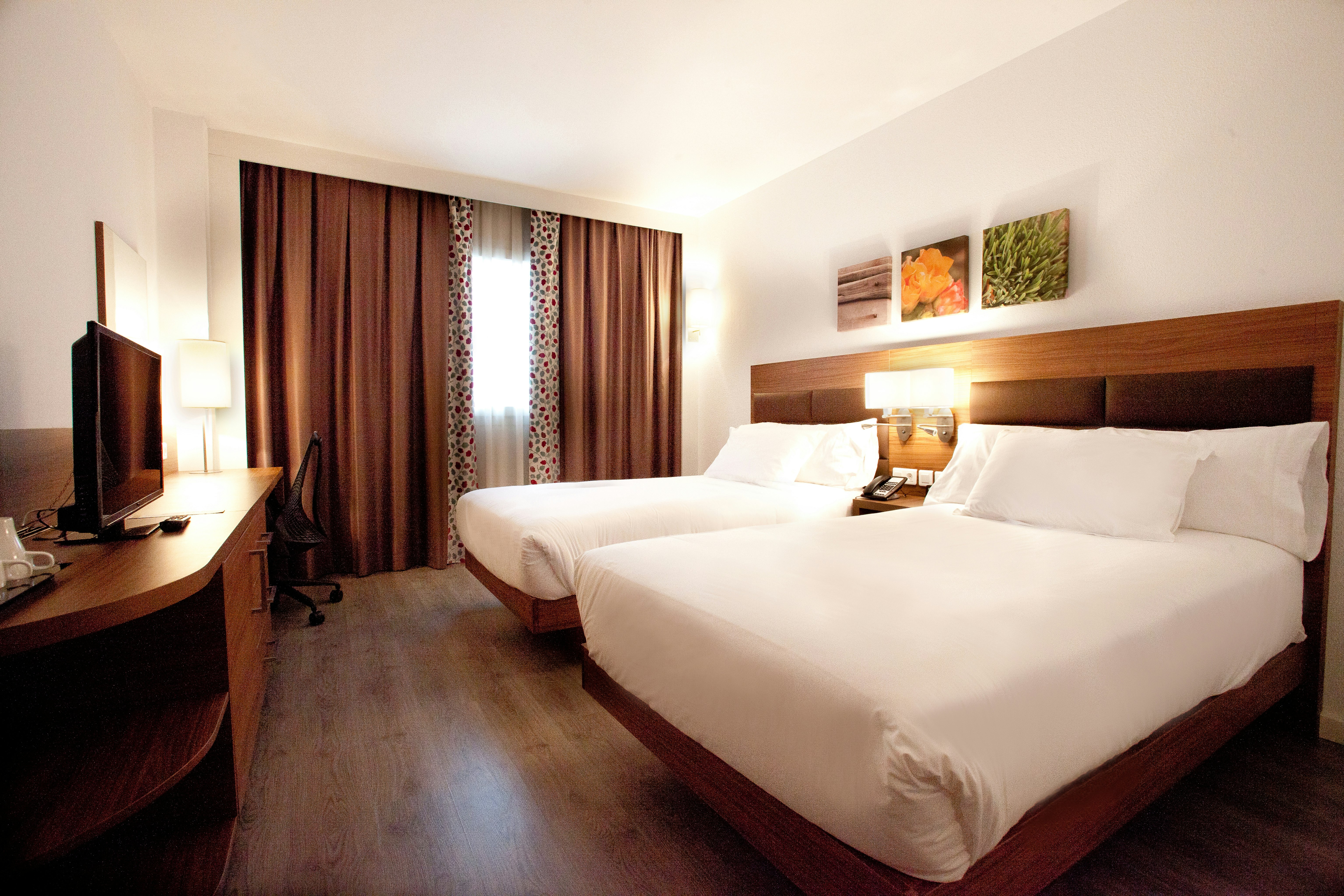 ROOM, TWIN BEDS