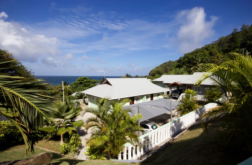 SURFERS SELF CATERING CHALETS 24/31