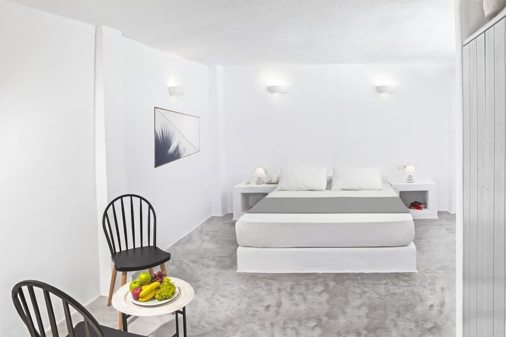 LAVA SUITES and LOUNGE 2/40