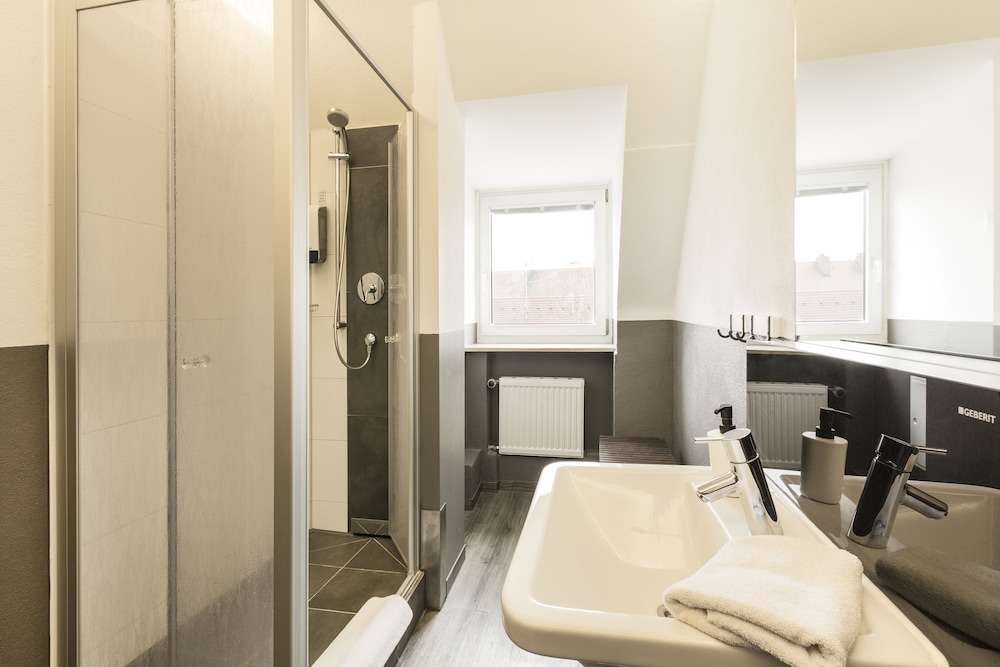 Five Reasons Hotel and Hostel 48/50