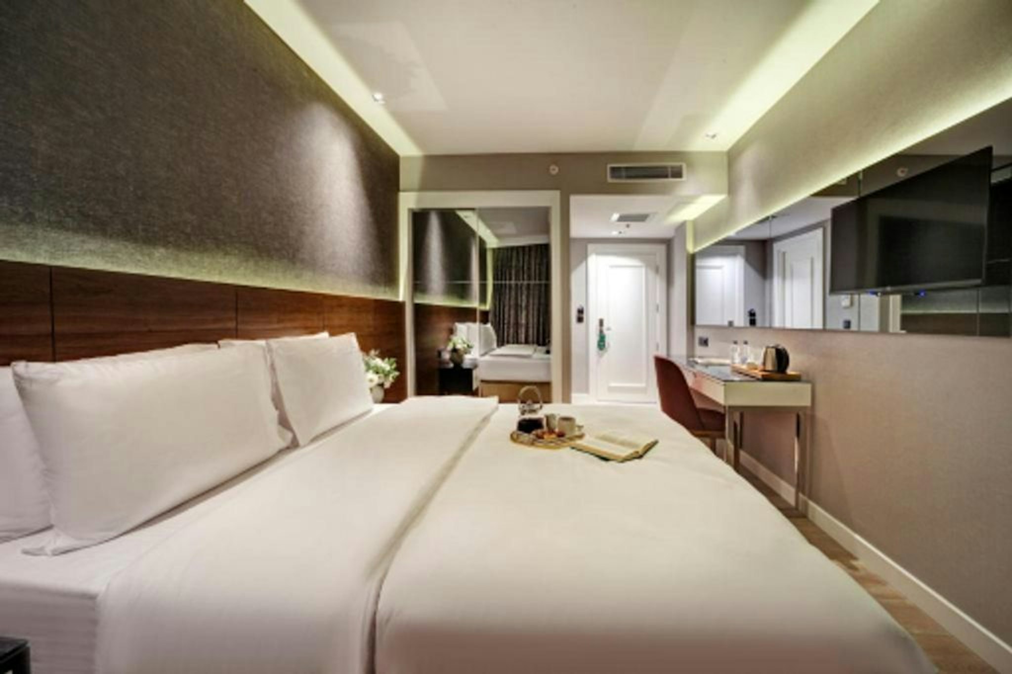 Dora Pera Hotel 8/63