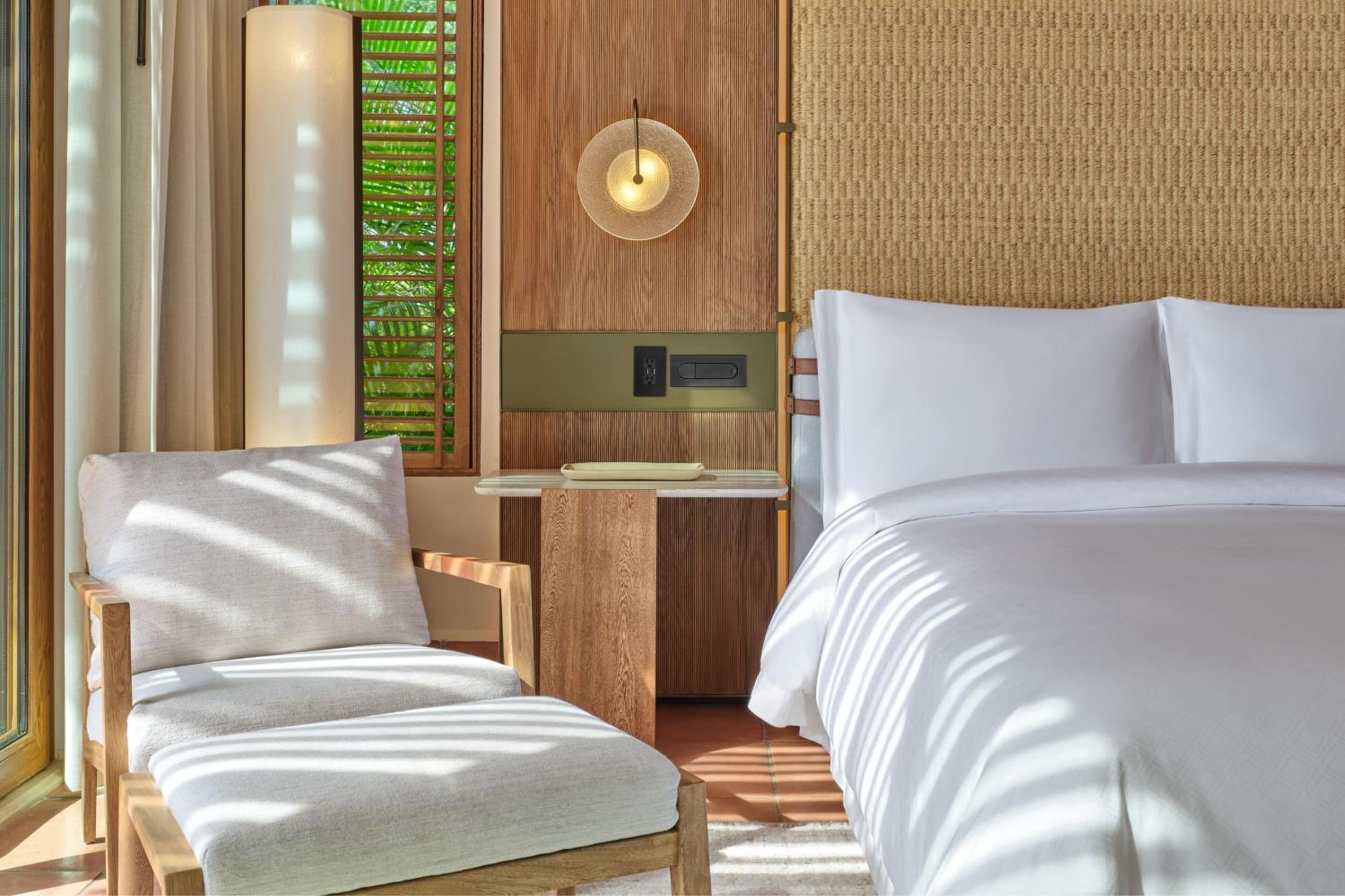 غرفة ديلوكس بسرير كينج بإطلالة على البحر، St Regis Punta Mita Resort 4/8