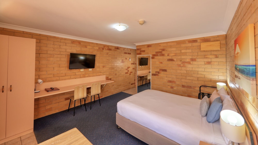 NORTH PARKES MOTEL 11/39