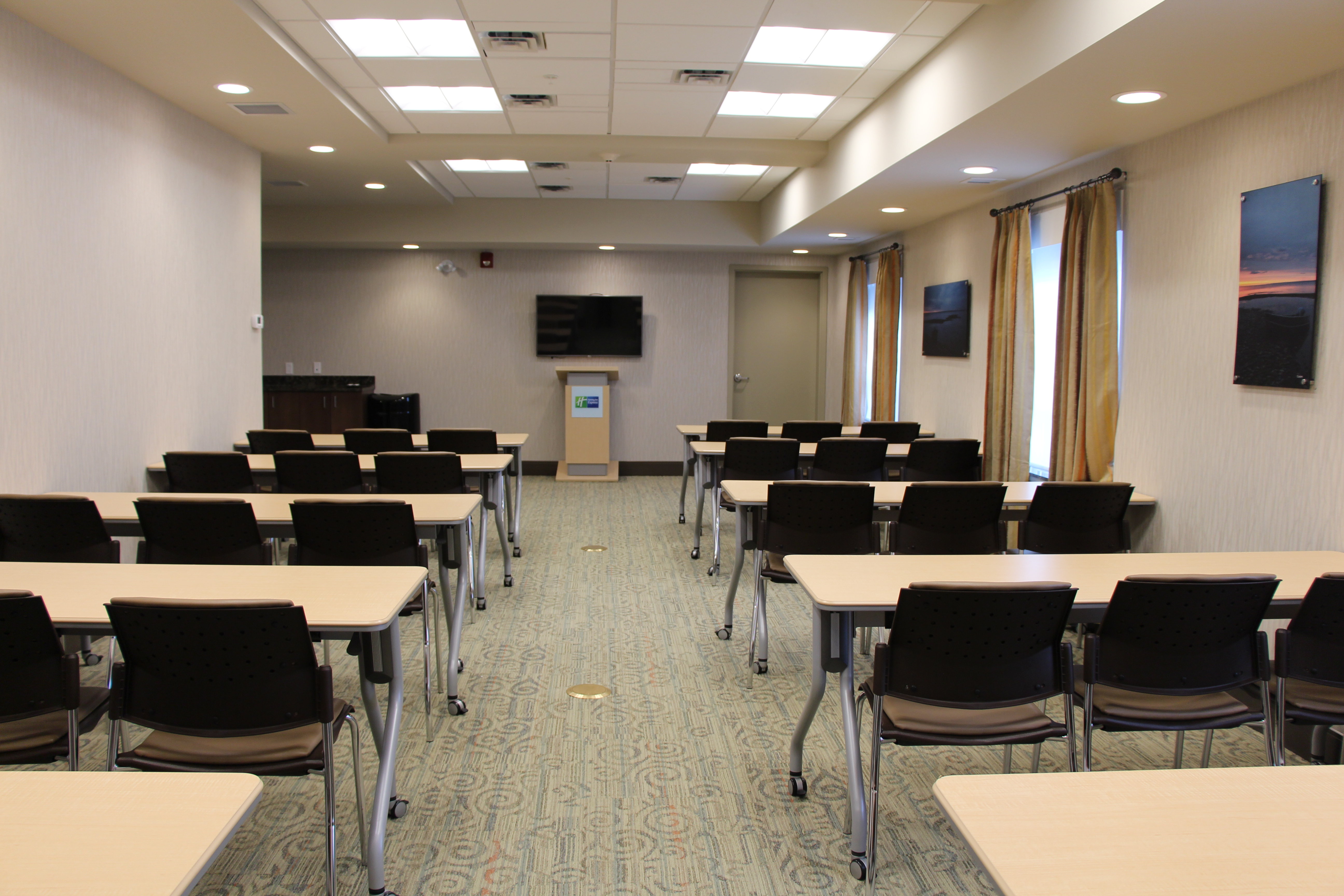 Holiday Inn Express Suites Cold Lake 64/73