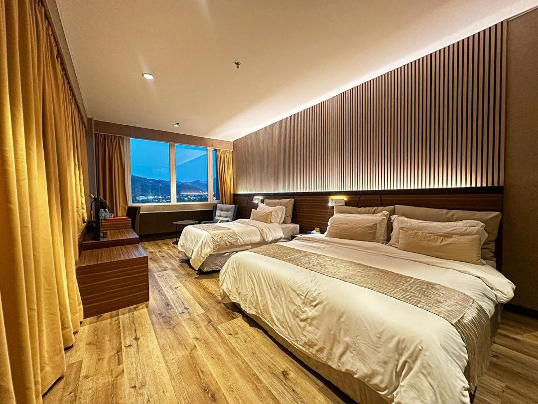 Pinetree Hotel 12/41