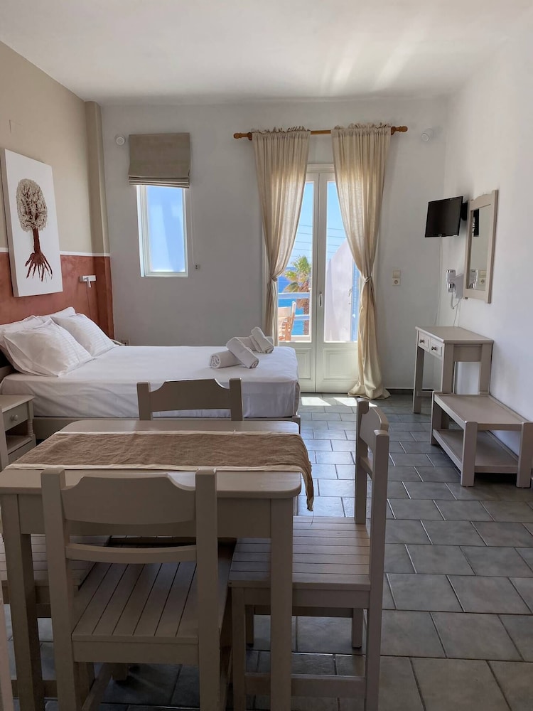 Agnadi Syros Studios & Rooms 15/50