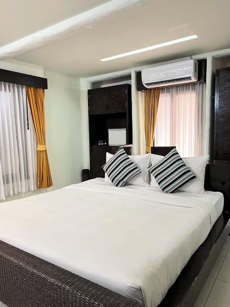 DELUXE ROOM.