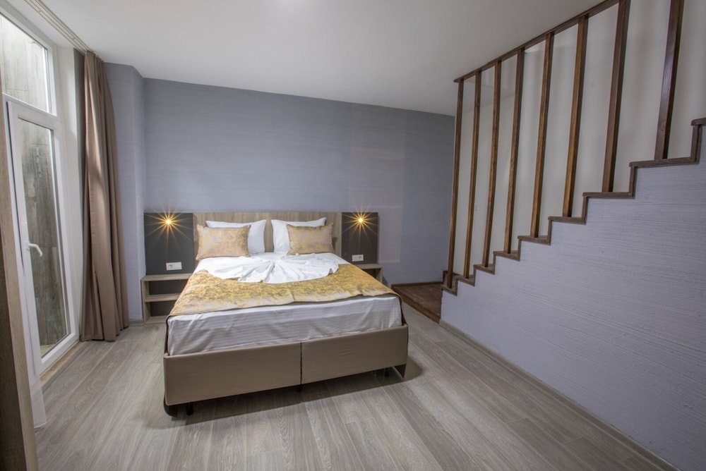 Elanis Suites 9/40