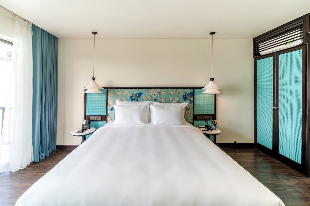 DELUXE, KING BED