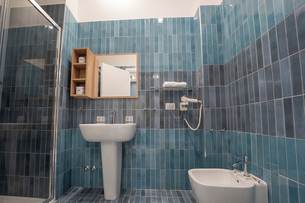 1 Bedroom, Economy, Queen Bed, Private Bathroom, Annex, Del Chiostro 25, Naples Royal House B&B 5/6