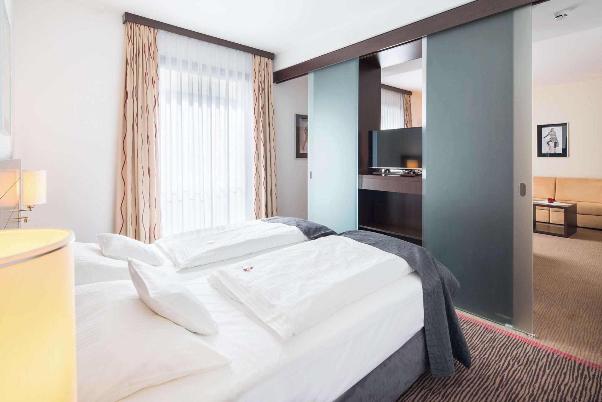 Suite, Multiple Beds, Sofa