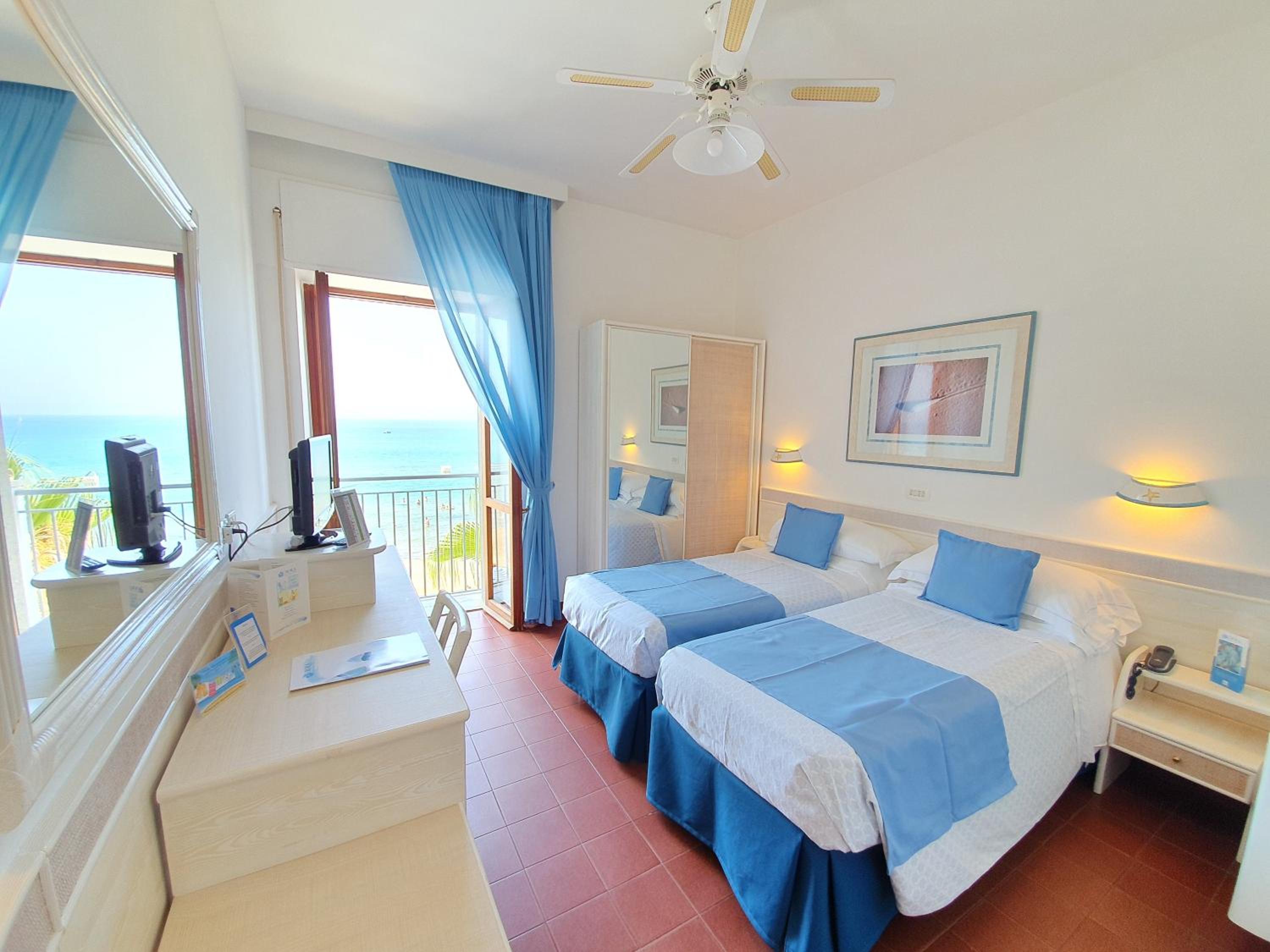 غرفة بسرير مزدوج أو سريرين منفصلين بإطلالة على البحر، Aurora Hotel & Suites Sul Mare 4/10