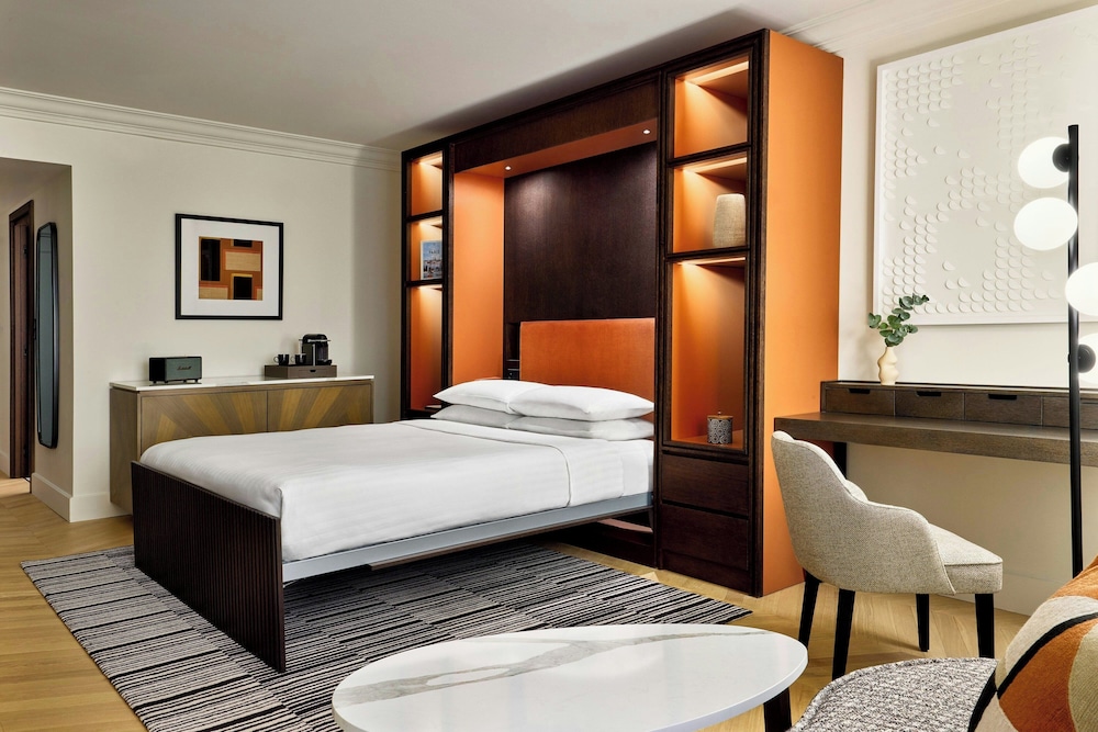 SUPERIOR, QUEEN BED