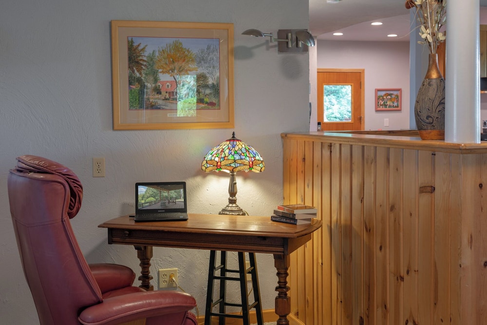 MapleRidge House: A BnB For All Seasons 5/50