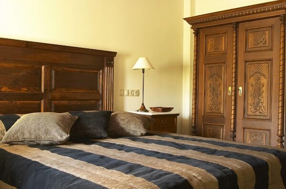 Room, Triple, Queen Bed, Village View, Sofa