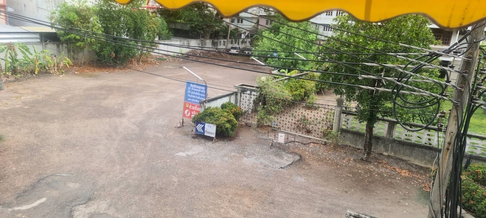 Royal Land Mae Klong Hotel 38/42