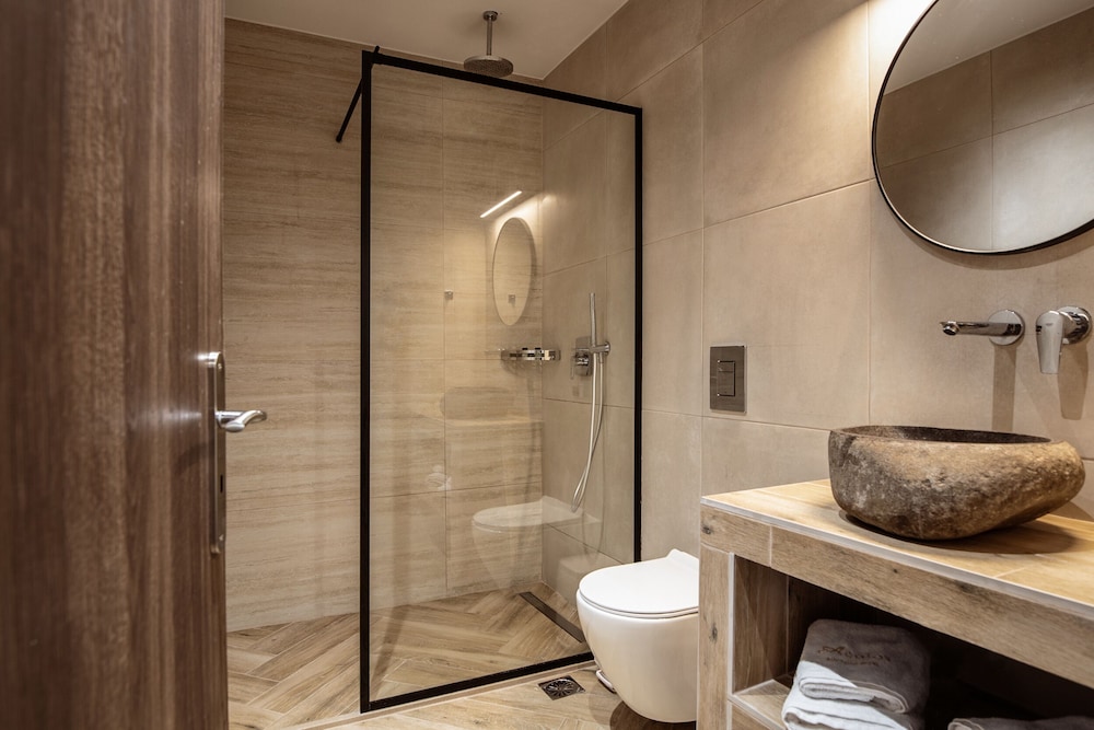 Aeolos Boutique Hotel & Suites 63/65