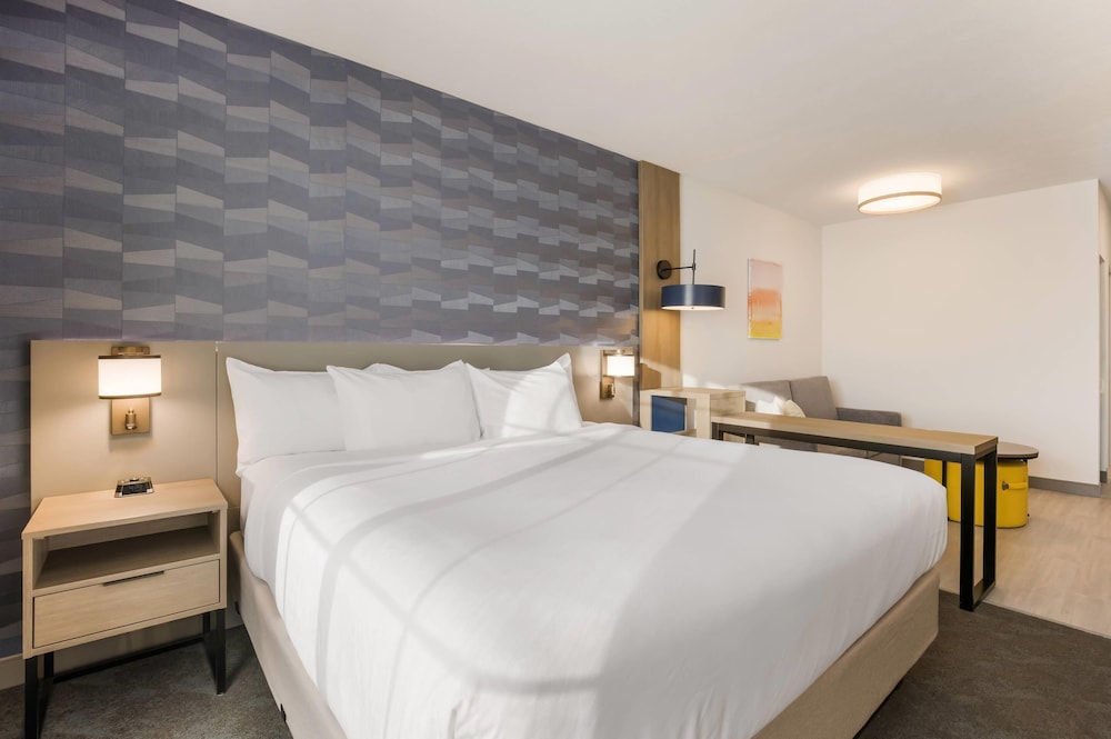 جناح بسرير كينج مع أريكة، Comfort Inn & Suites Gaylord 2/4