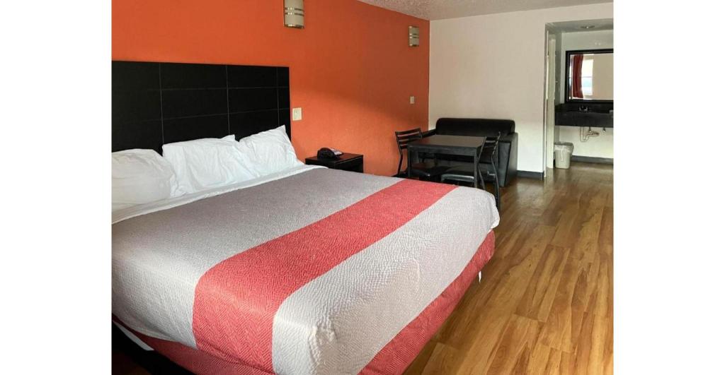 1 King Bed - Non-Smoking, Micfridge