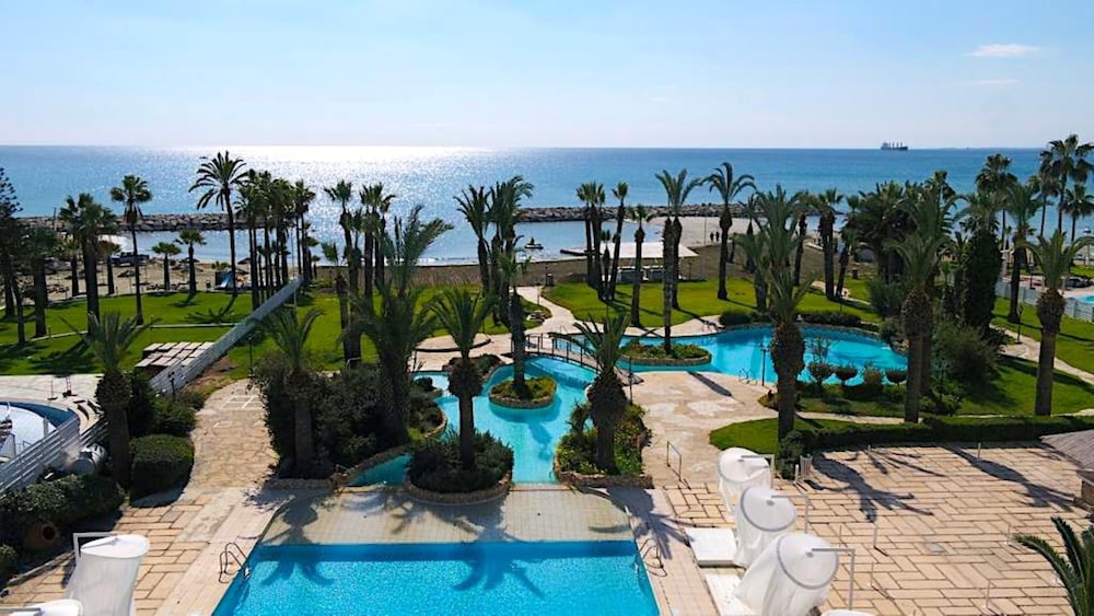 Sandy Beach Hotel & Spa 54/66