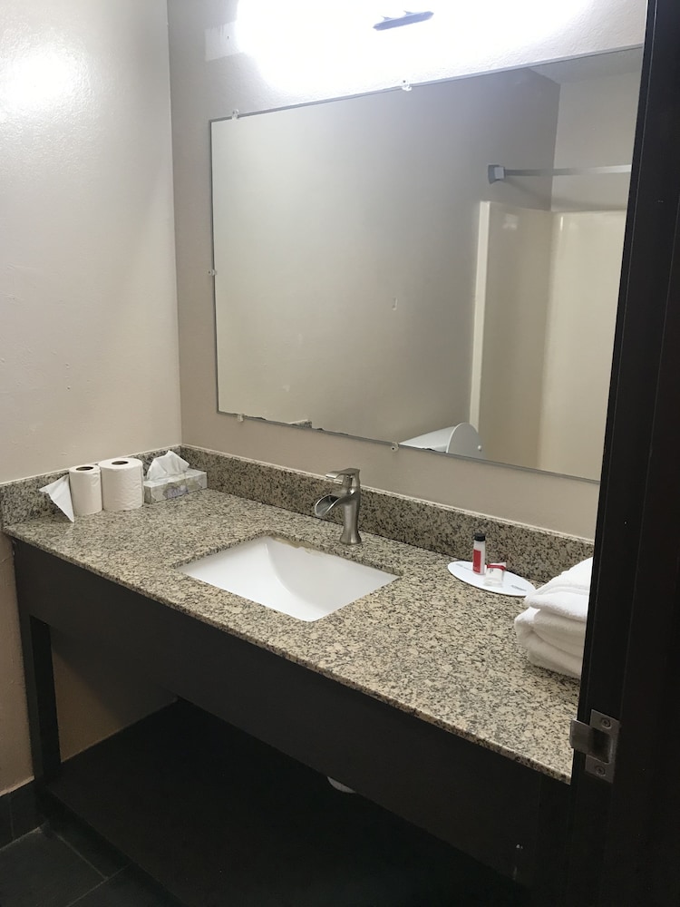Super 8 by Wyndham Lenexa Overland Park/Mall Area 31/70