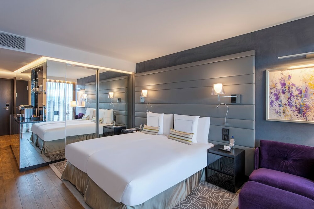 DELUXE, PARK VIEW, BALCONY