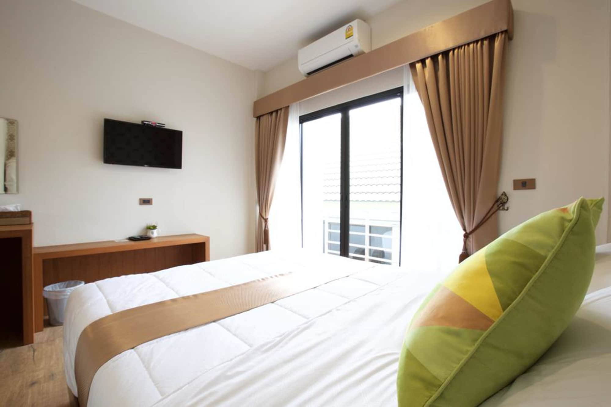 SUPERIOR, QUEEN BED