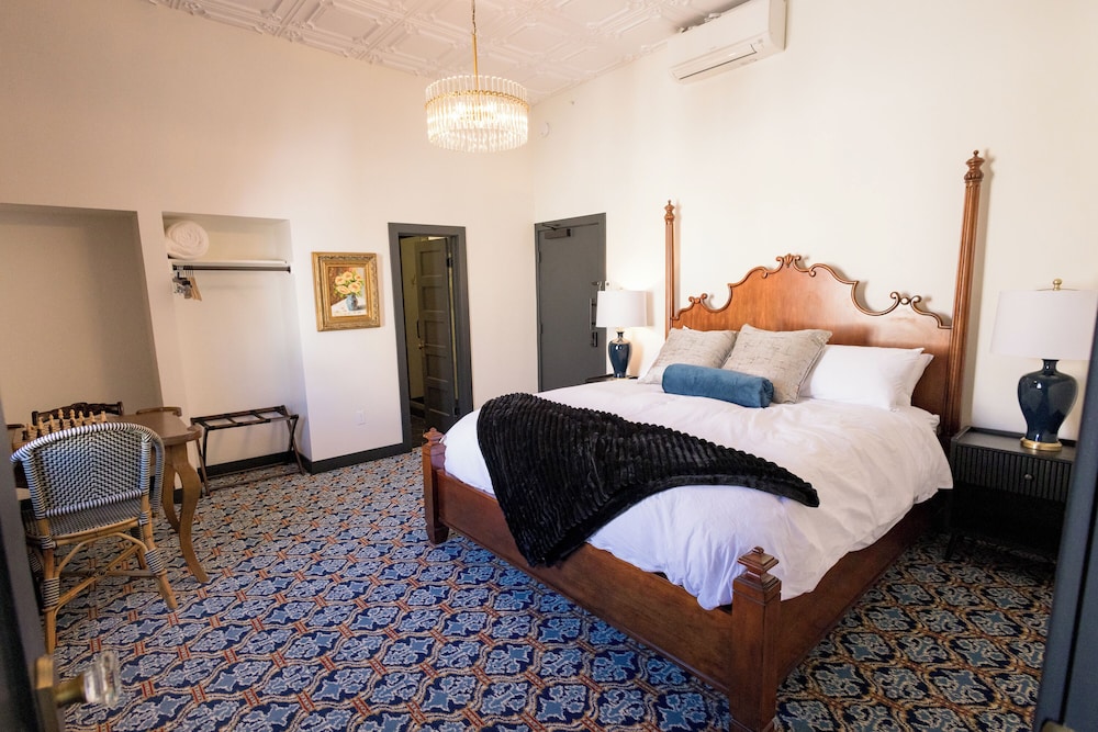Speakeasy Suites 23/50
