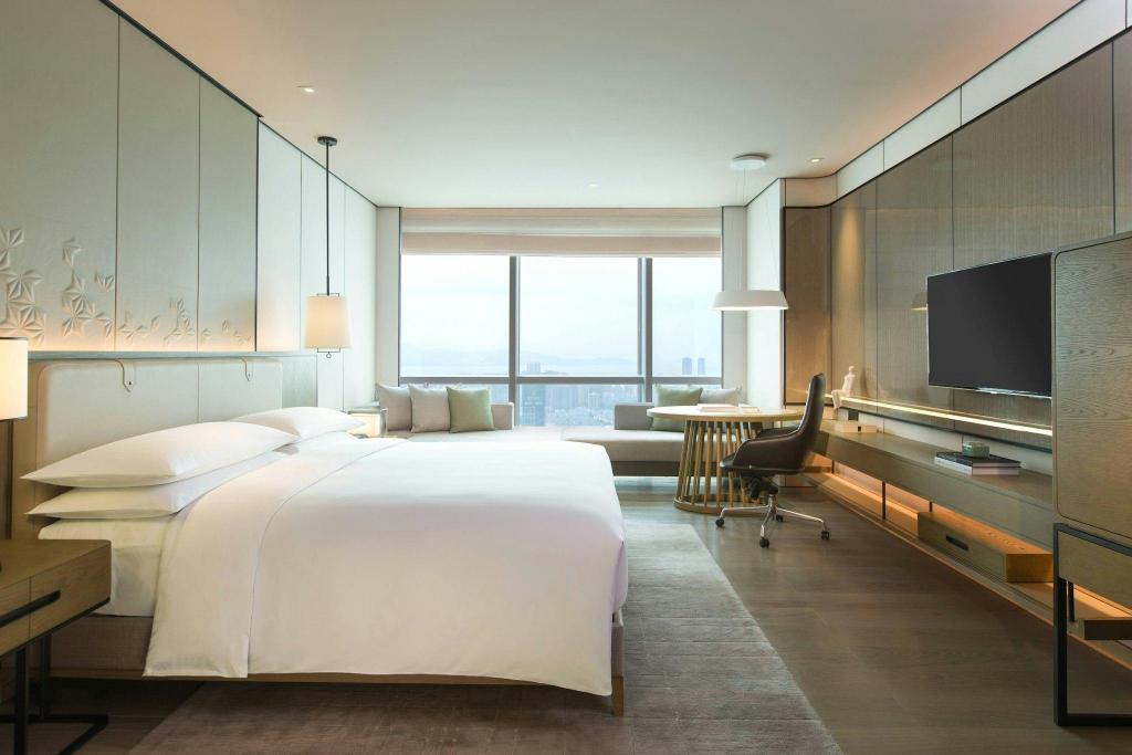 Guest Room, King Bed, Bay View, Sofa, Executive Lounge Access