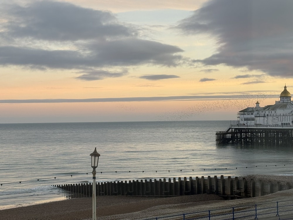 OYO Marine Parade Hotel Eastbourne Pier 55/60