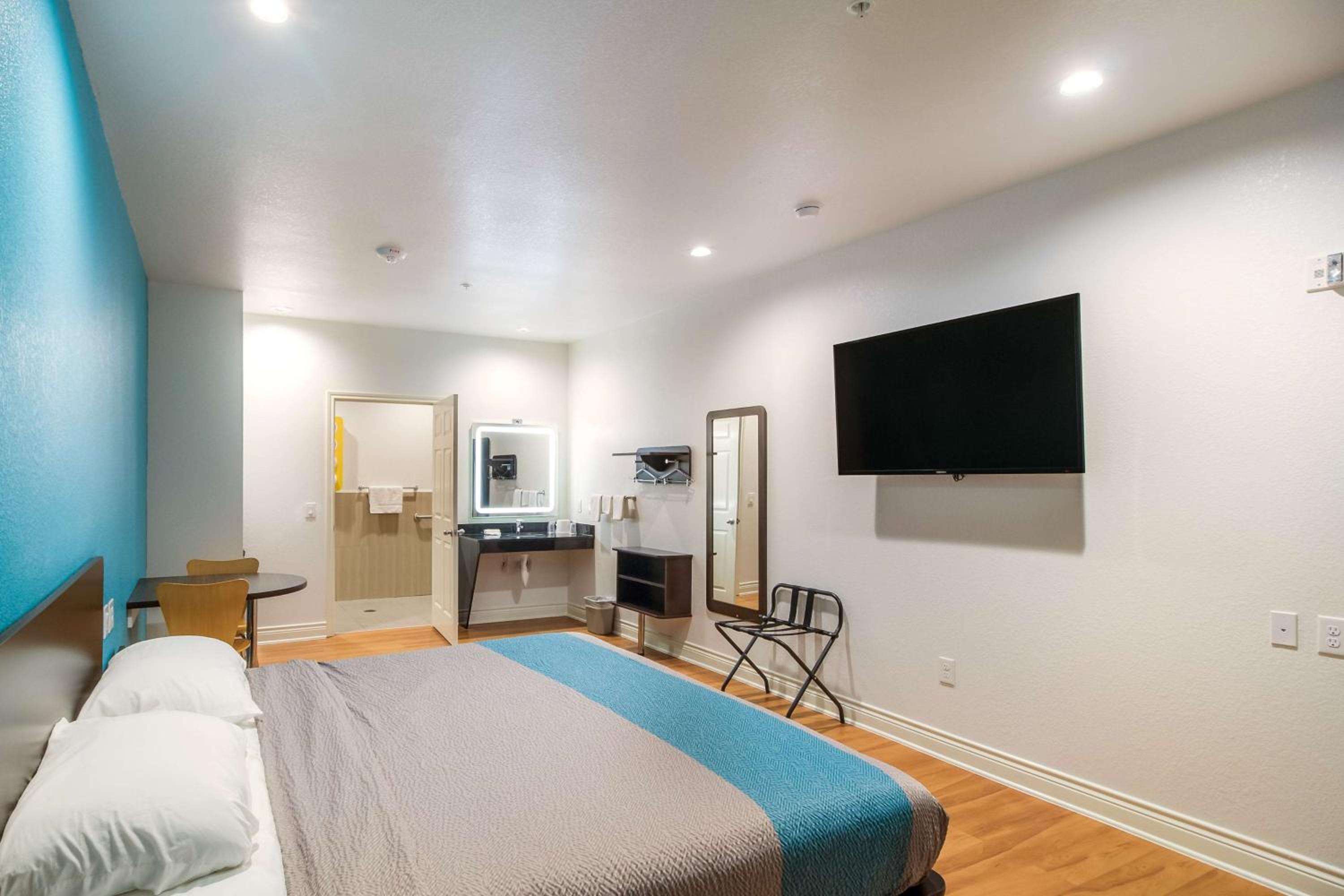 DELUXE, KING BED
