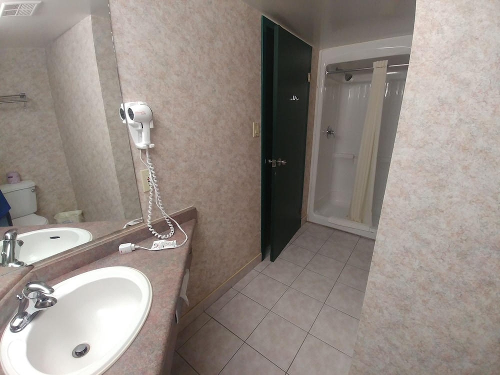 Lexington Inn & Suites Windsor 48/51