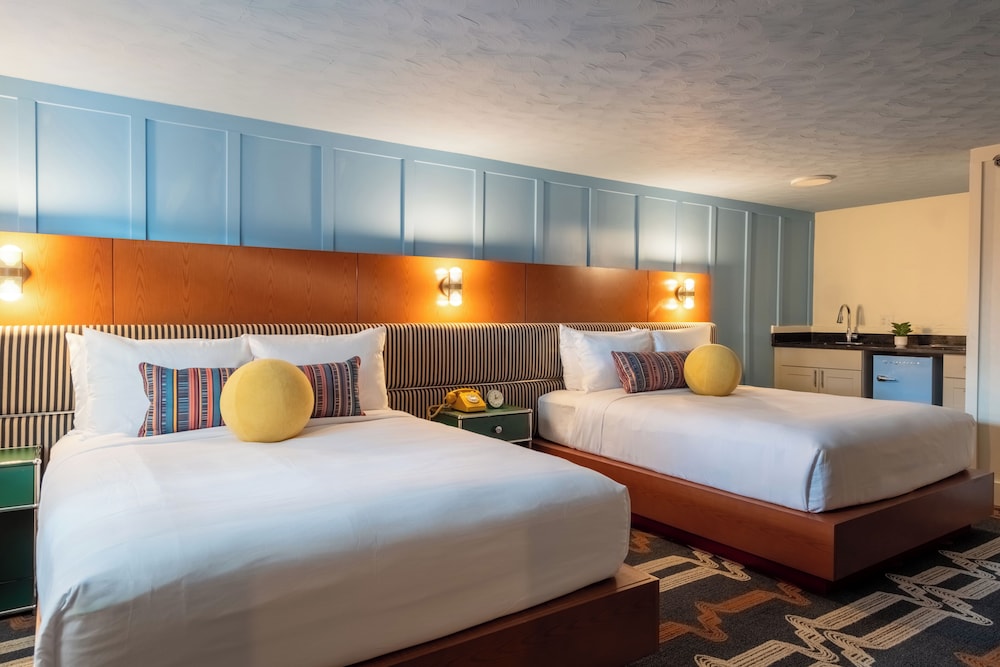 Efficiency, Suite, 2 Queen Beds, Pet Friendly