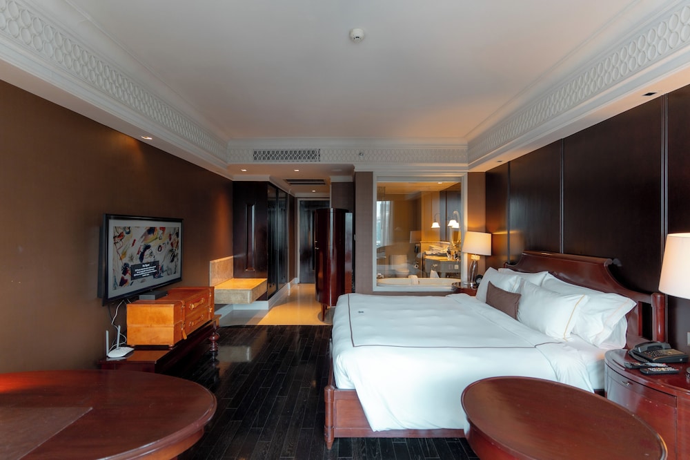 1 BEDROOM, CLUB, SUITE