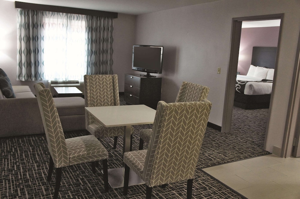 La Quinta Inn & Suites by Wyndham Russellville 33/35