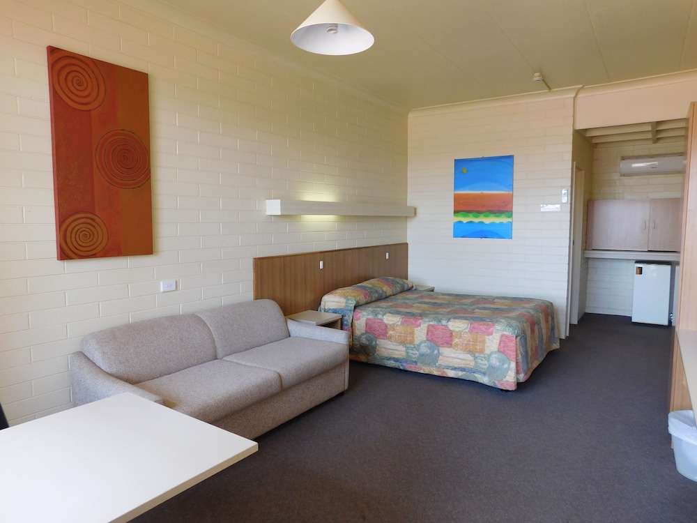 Opal Inn Hotel Motel 39/68