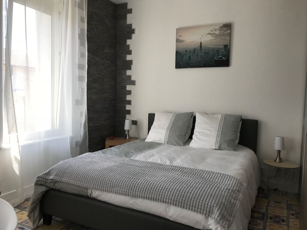 Street, City, House, Queen Bed