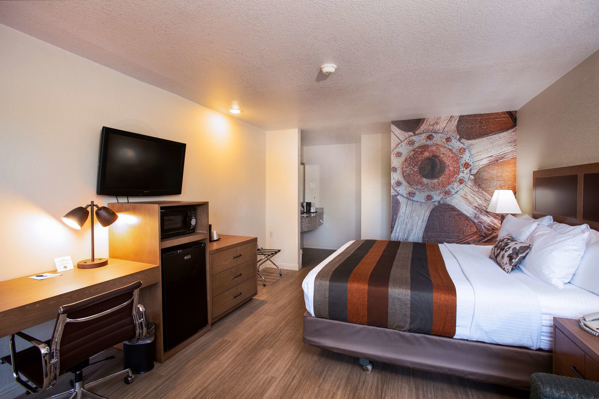 غرفة قياسية بسرير كينج بشرفة مع أريكة، Best Western Sandman Hotel 3/6