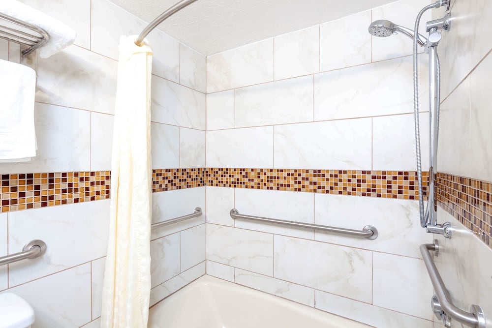 Travelodge By Wyndham Harbor City 13/29