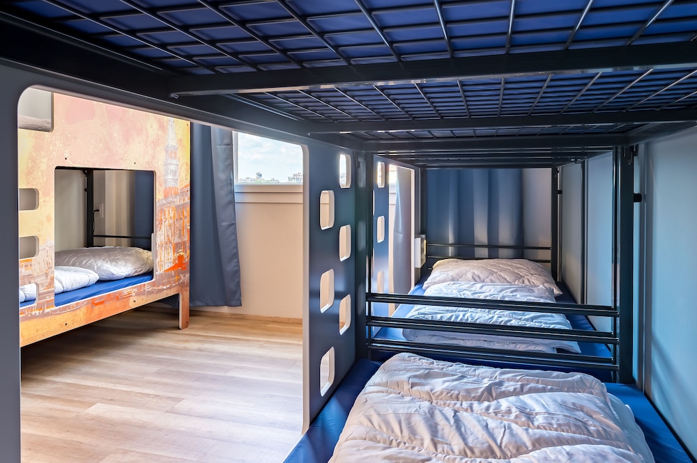 ROOM, 8 BEDS, BUNK BEDS