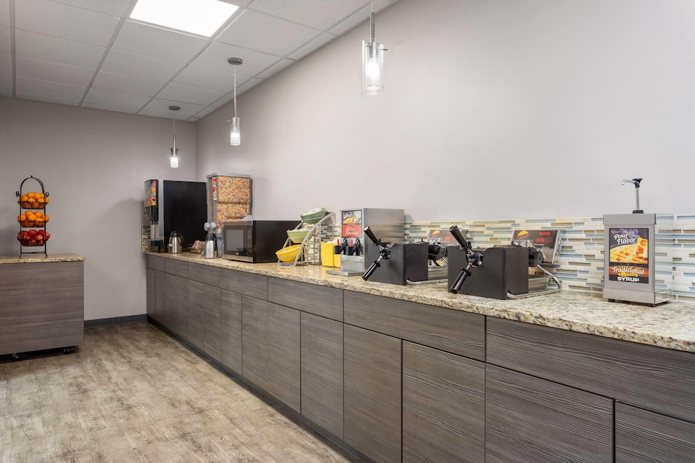 Days Inn and Suites by Wyndham Hammond, IN 7/50