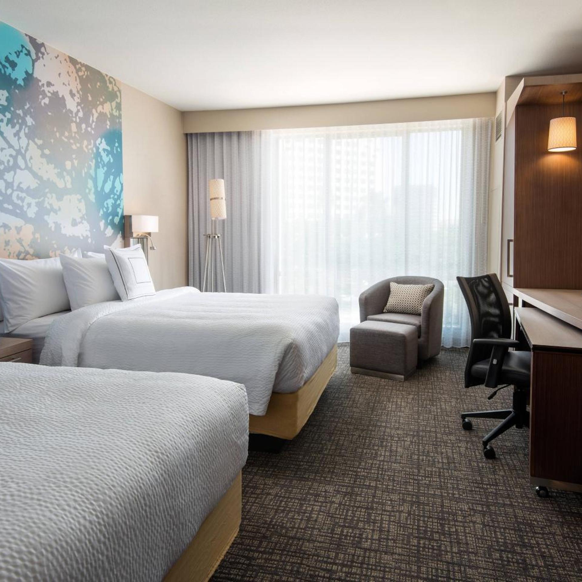 Room, 2 Queen Beds, Pool or City View, Accessible