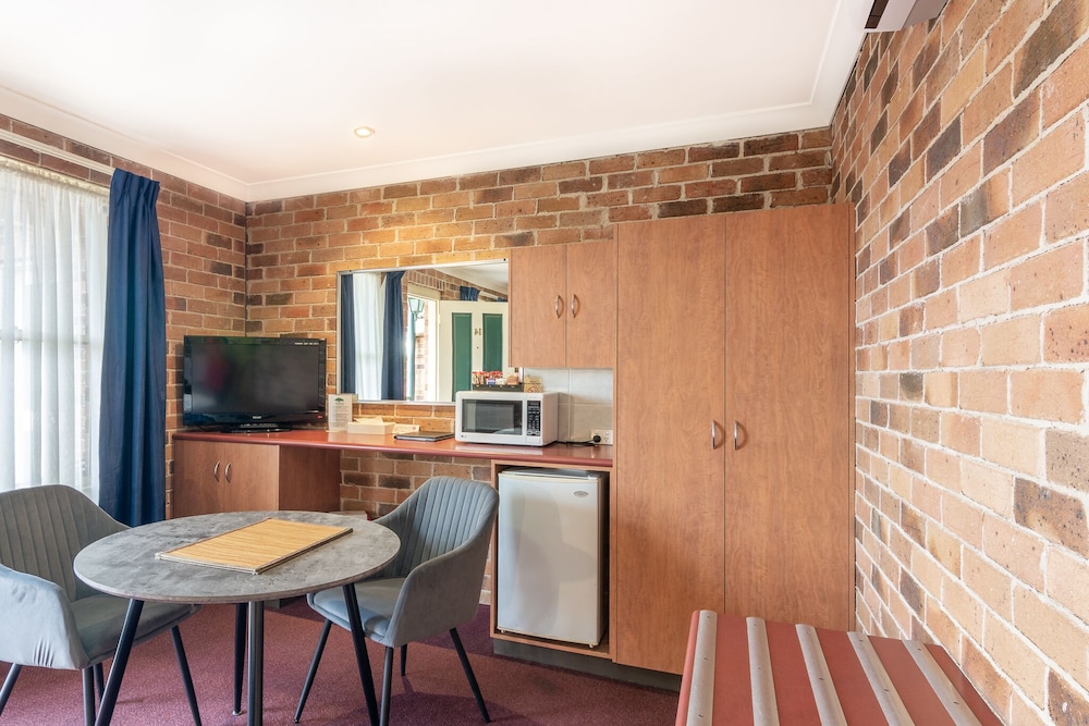 Cedar Lodge Motel 40/49
