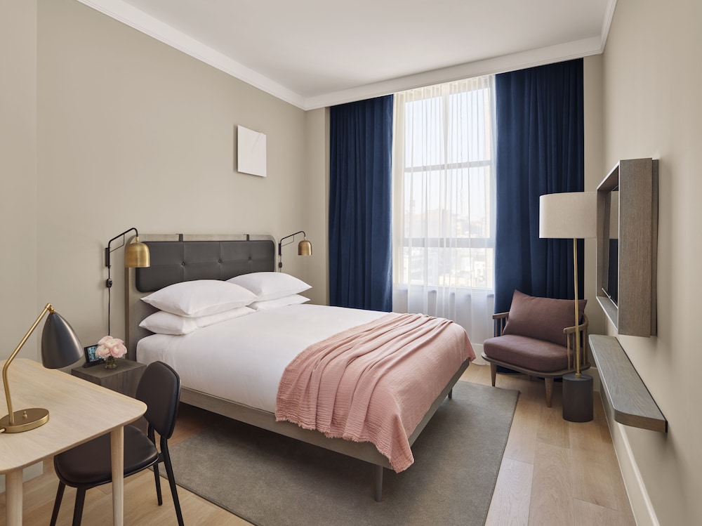 HOWARD, QUEEN BED